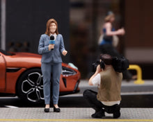 Load image into Gallery viewer, 1:24 Painted Figure Model Miniature Resin Diorama Sand Journalist Interview Set