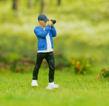 Load image into Gallery viewer, 1:64 Painted Figure Model Miniature Resin Diorama Backpaker Photographer Camera Collection