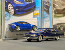 Load image into Gallery viewer, GOC 1:64 Blue Fleetwood Naiska Garage Classic Model Diecast Metal Car New Collection