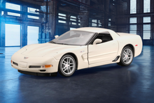 Load image into Gallery viewer, Maisto 1:24 White Corvette Z06 Coupe Racing Sports Model Diecast Metal Car New Collection