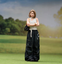 Load image into Gallery viewer, 1:24 Painted Figure Model Miniature Resin Diorama Fashion Short Brown Hair Woman
