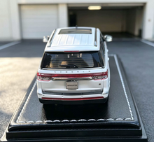 Load image into Gallery viewer, WTX 1:64 White Flag Navigator L Full Sized SUV Sport Model Diecast Metal Car