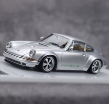 Load image into Gallery viewer, Zincit 1:43 Silver Singer Coupe Classic Sports Model Diecast Metal Car Box New Collection