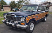Load image into Gallery viewer, 1:64 596model Green Grand Wagoneer SUV ORV Sports Model Diecast Metal Car New Collection