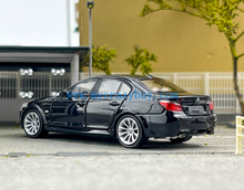 Load image into Gallery viewer, King 1:64 Black M5 E60 Sedan Sports Model Diecast Metal Car New Collection