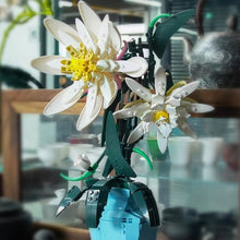 Load image into Gallery viewer, 800PCS MOC Epiphyllum Flower Floral Model Toy Building Block Brick Gift Kids Compatible Lego Display With Vase