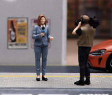 Load image into Gallery viewer, 1:64 Painted Figure Model Miniature Resin Diorama Toy Journalist Interview Set
