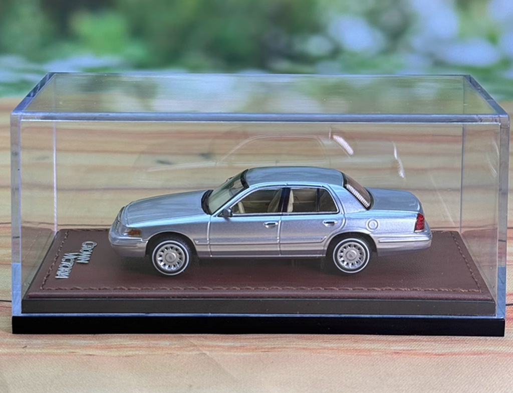 GOC 1:64 Crown Victoria Sedan Classic Model Diecast Metal Car New