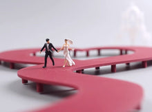 Load image into Gallery viewer, 1:64 Painted Figure Model Miniature Resin Diorama Sand Wedding Couple Lovers NEW
