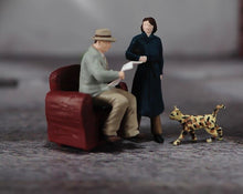 Load image into Gallery viewer, 1:64 Painted Figure Model Miniature Resin Diorama Sand Man Lady Cat Wind Coat New
