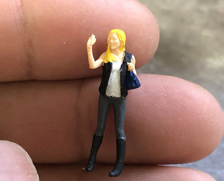 1:64 Painted Figure Mini Model Miniature Resin Diorama Toy Sand Say Hi Girl Lady