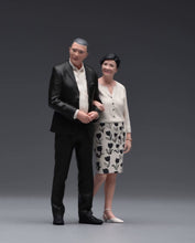 Load image into Gallery viewer, 1:24 Painted Figure Model Miniature Resin Diorama Sand Aged Couple Husband Wife
