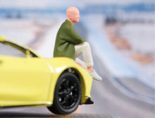 Load image into Gallery viewer, 1:24 Painted Figure Model Miniature Resin Diorama  Sand Casual Man Sitting
