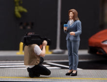 Load image into Gallery viewer, 1:24 Painted Figure Model Miniature Resin Diorama Sand Journalist Interview Set
