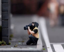 Load image into Gallery viewer, 1:64 Painted Figure Model Miniature Resin Diorama street interview Host Camera B
