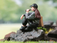 Load image into Gallery viewer, 1:64 Painted Figure Model Miniature Resin Diorama Sand Drinking Woman Beauty Toy
