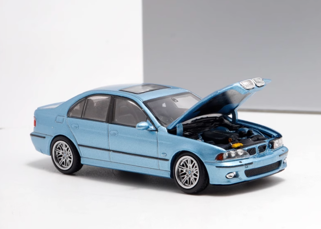 DCM 1:64 Blue M5 E39 Sedan Sports Model Diecast Metal Car BN