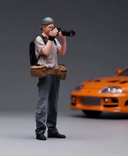 Load image into Gallery viewer, 1:24 Painted Figure Model Miniature Resin Diorama Outdoor Photographer Cameraman
