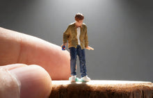Load image into Gallery viewer, 1:64 Painted Figure Model Miniature Resin Diorama Toy Sand Leaning Man Stand

