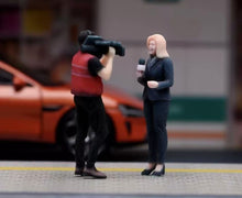 Load image into Gallery viewer, 1:64 Painted Figure Model Miniature Resin Diorama street interview Host Camera
