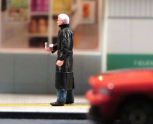 Load image into Gallery viewer, 1:24 Painted Figure Model Miniature Resin Diorama Sand Black Coat White Hair Man
