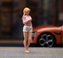 Load image into Gallery viewer, 1:24 Painted Figure Model Miniature Resin Diorama Sand  Pretty Blond Girl
