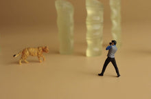 Load image into Gallery viewer, 1:64 Painted Figure Model Miniature Resin Diorama Sand Wild Photographer Tiger
