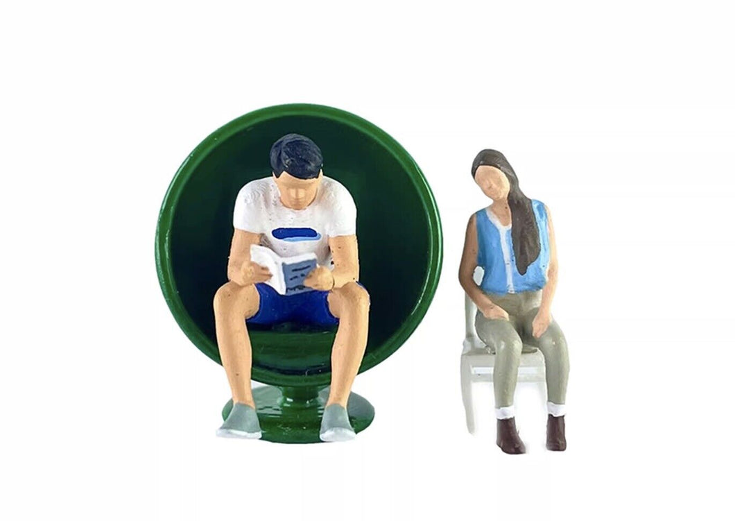 1:64 Painted Figure Mini Model Miniature Resin Diorama Set Boy Girl Chair Sand