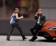 Load image into Gallery viewer, 1:24 Painted Figure Model Miniature Resin Diorama Sand  Street Couple Set

