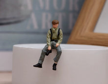 Load image into Gallery viewer, 1:64 Painted Figure Model Miniature Resin Diorama Toy Sand Photographer Cool Man
