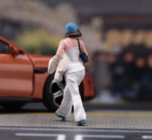 Load image into Gallery viewer, 1:64 Painted Figure Model Miniature Resin Diorama Toy Sand Walking Couple Lovers
