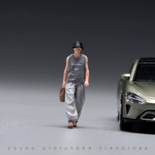 Load image into Gallery viewer, 1:24 Painted Figure Model Miniature Resin Diorama  Sand Fashion Man With Hat

