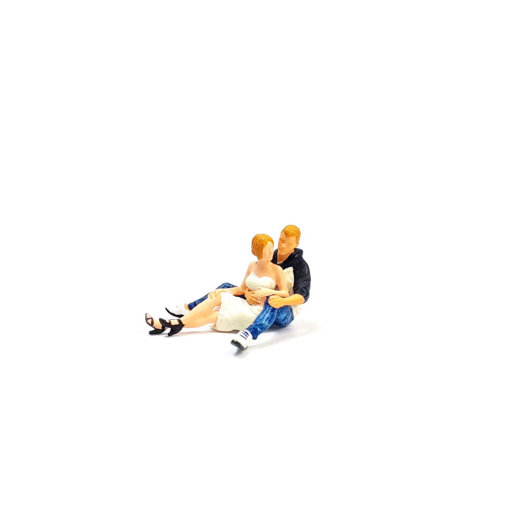1:64 Painted Figure Mini Model Miniature Resin Diorama Lovers Snuggle Up Couples
