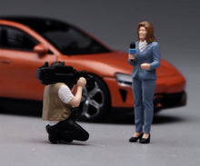 Load image into Gallery viewer, 1:24 Painted Figure Model Miniature Resin Diorama Sand Journalist Interview Set
