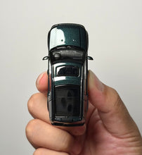 Load image into Gallery viewer, WHELART 1:64 2014 Green Discovery 4 ORV SUV Model Diecast Metal Car New Collection
