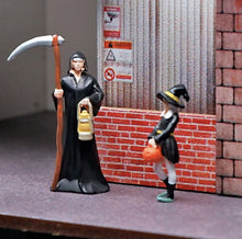 Load image into Gallery viewer, 1:64 Painted Figure Mini Model Miniature Resin Diorama Sand Halloween Witch Girl

