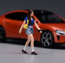 Load image into Gallery viewer, 1:24 Painted Figure Model Miniature Resin Diorama  Sand Walking Girl Blue Top
