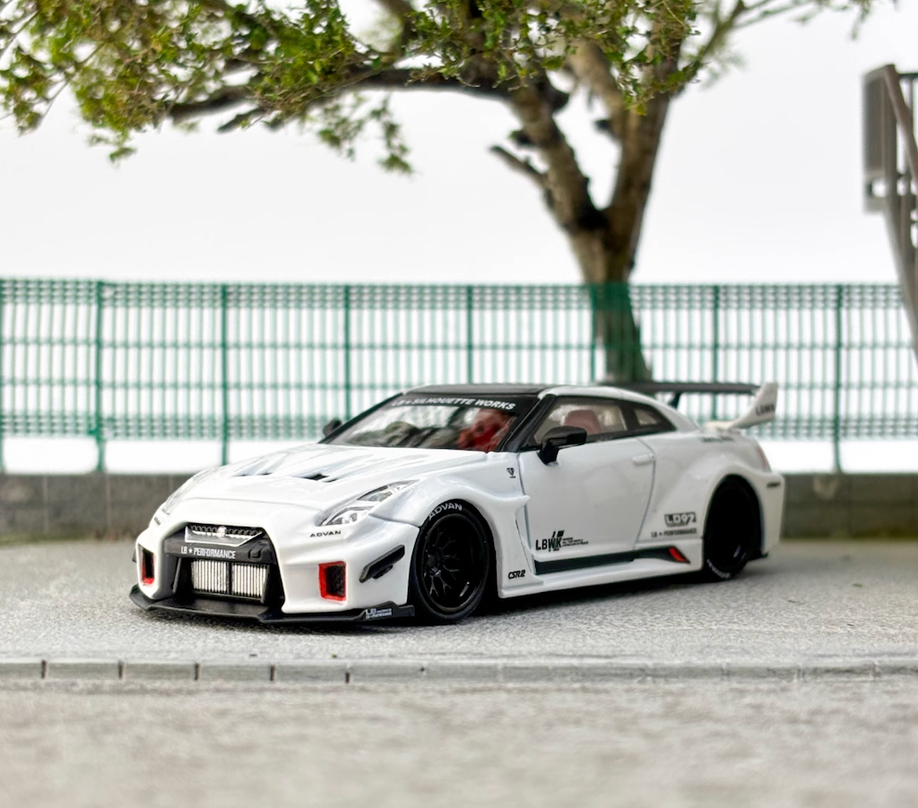 CM 1:64 White GTR R35 35GT-RR LBWK Racing Sports Model Diecast Metal Car New Collection