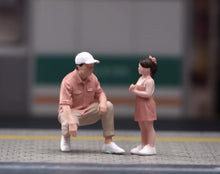 Load image into Gallery viewer, 1:64 Painted Figure Model Miniature Resin Sand Diorama Father and Daughter Set
