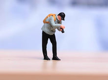 Load image into Gallery viewer, 1:24 Painted Figure Model Miniature Resin Diorama Sand Camera Man Photographer A
