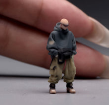 Load image into Gallery viewer, 1:64 Painted Figure Model Miniature Resin Sand Diorama Trendy Cool Style Couple
