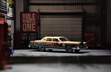Load image into Gallery viewer, Sunstar 1:64 Christmas 1979 Lincoln Continental Town Model Diecast Metal Car
