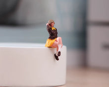 Load image into Gallery viewer, 1:24 Painted Figure Model Miniature Resin Diorama  Sand Sitting Uniform Girl
