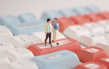 Load image into Gallery viewer, 1:64 Painted Figure Model Miniature Resin Diorama Sand Holding Hands Couple Love
