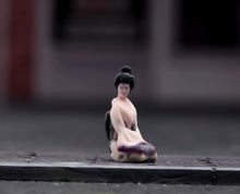 Load image into Gallery viewer, 1:64 Painted Figure Model Miniature Resin Sand Japanese Kimono Lady Kneelsitting

