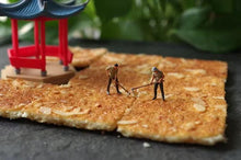 Load image into Gallery viewer, 1:64 Painted Figure Model Miniature Resin Diorama Sand Farmer Peasantry Two Men
