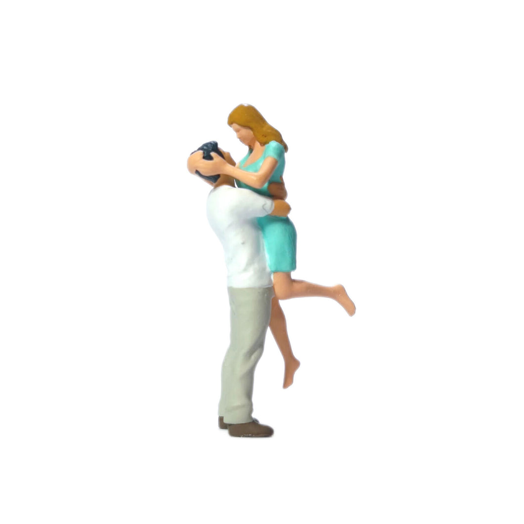 1:64 Painted Figure Mini Model Miniature Resin Diorama Lovers Hug Exciting Jump