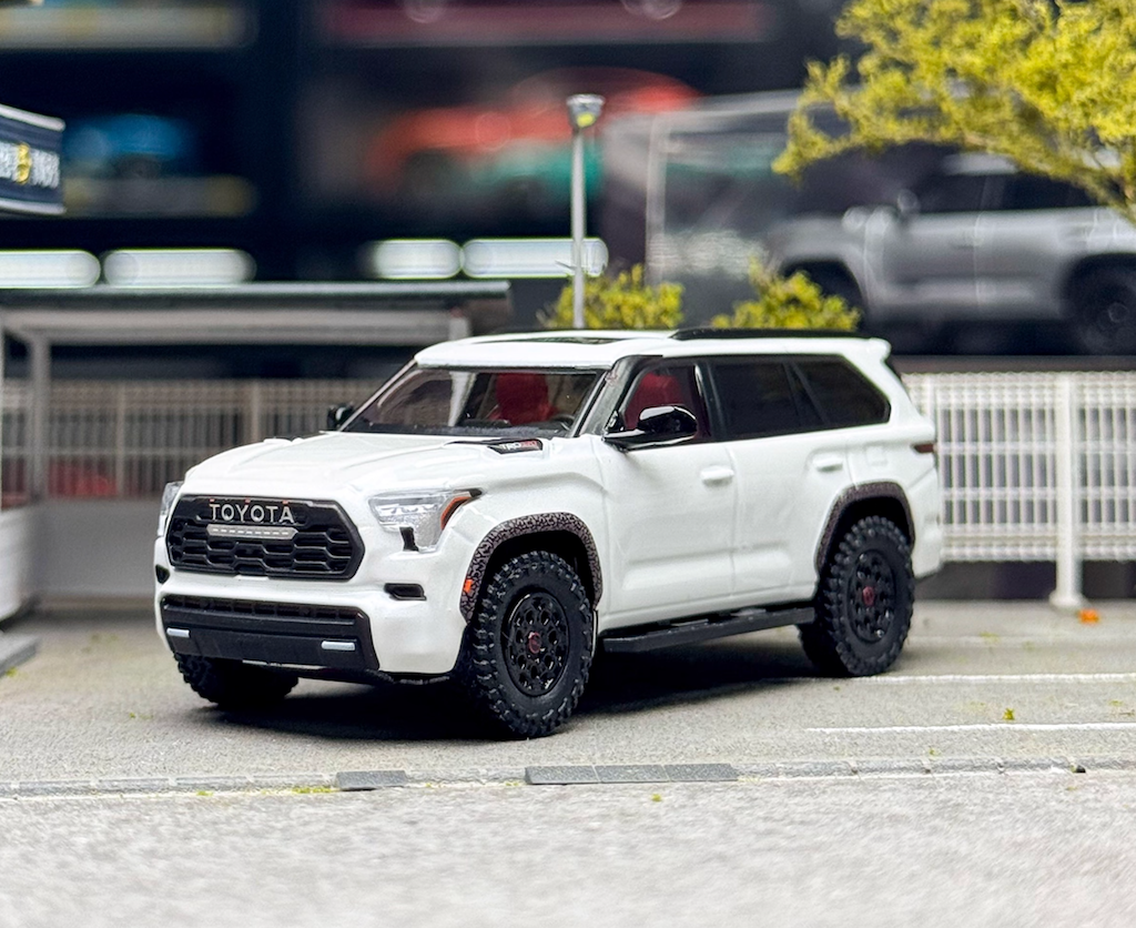 CM 1:64 White Sequoia Full Sized SUV ORV Sports Model Diecast Metal Car New Collection