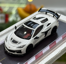 Load image into Gallery viewer, FW 1:64 White C8 ZR1 Coupe Sports Model Diecast Metal Car New Collection
