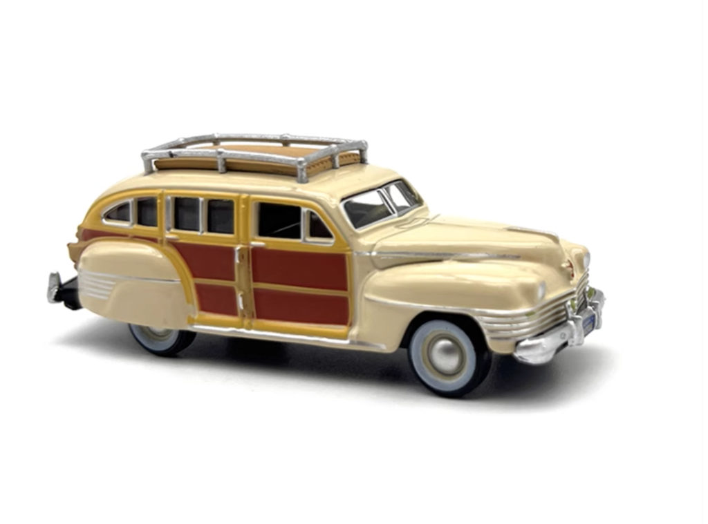 1:87 Beige Chrysler T&C Woody Wagon Sports Classic Model Diecast Metal Car New Collection